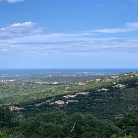 In With Scenic Hilltop Views, Cleaning Included * ル・ブールー